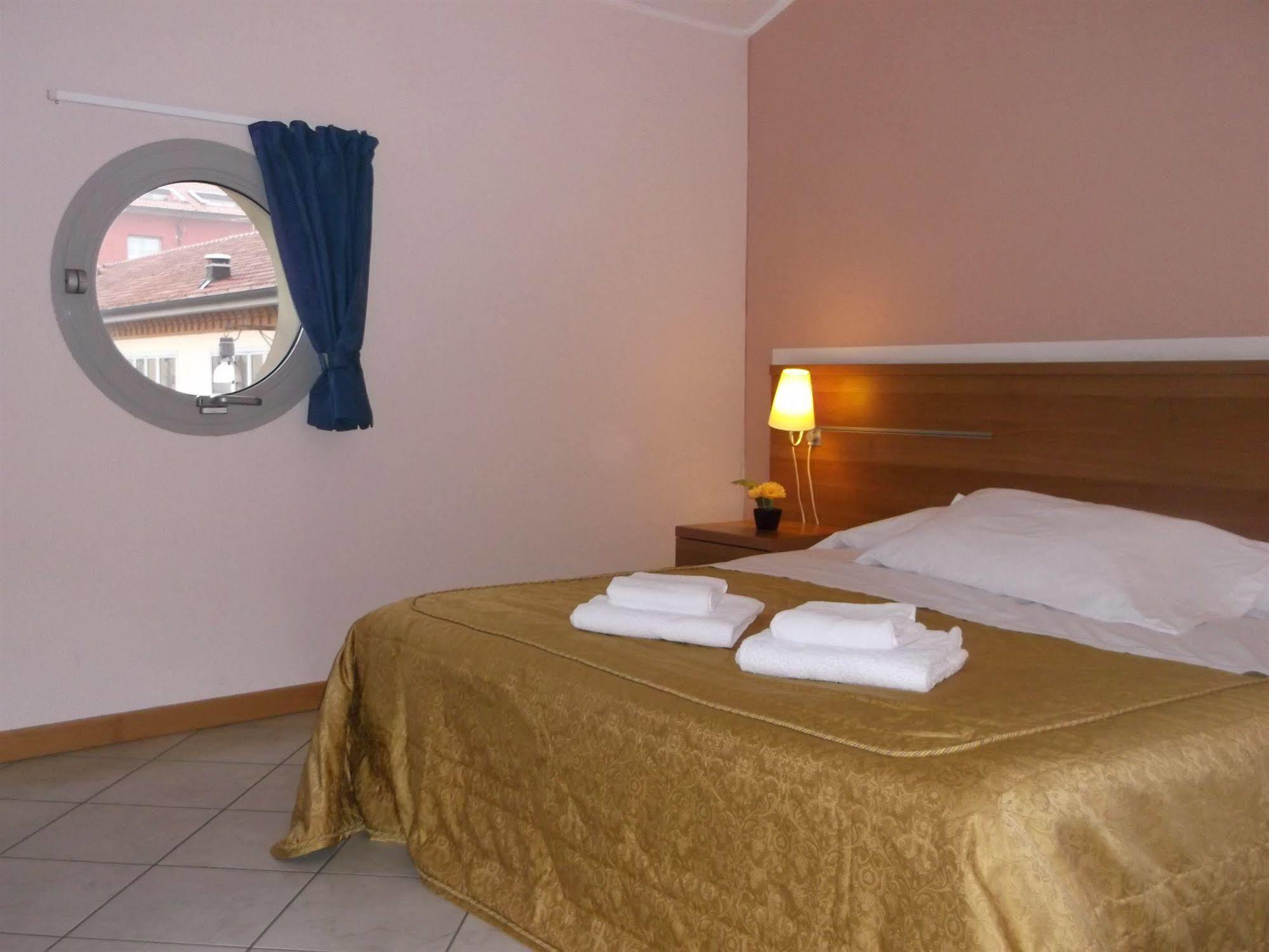 Albergo Meuble Abatjour Mantova Exteriör bild
