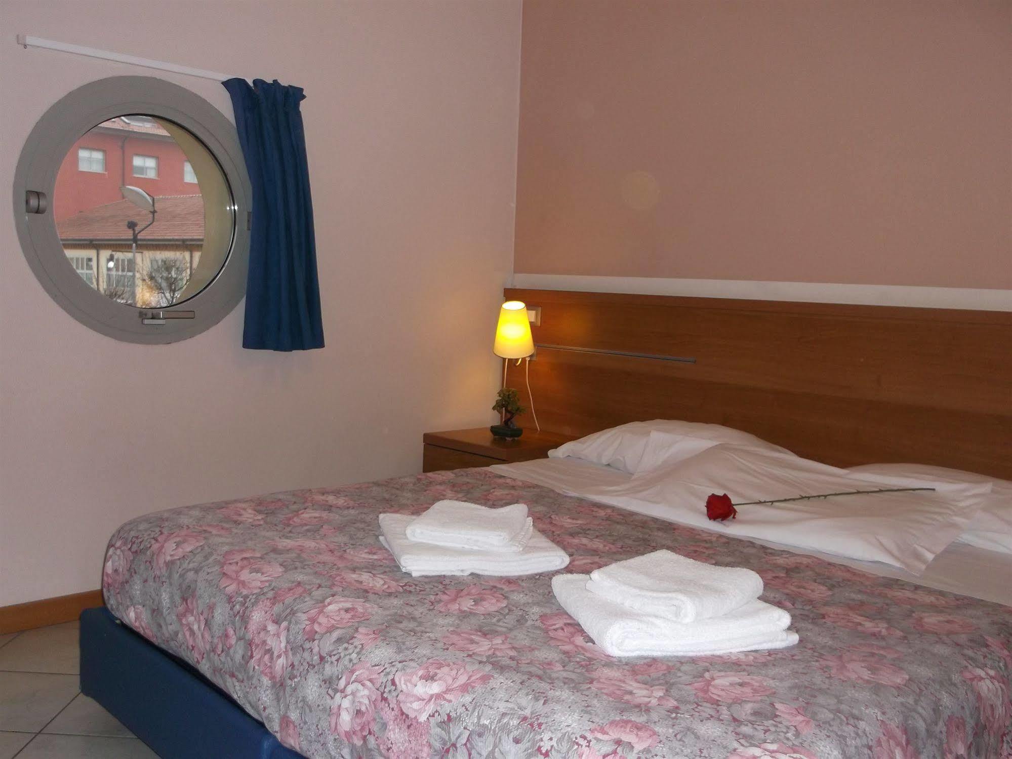 Albergo Meuble Abatjour Mantova Exteriör bild